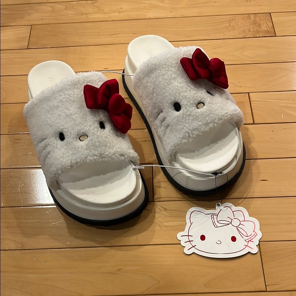 NWT Hello Kitty slides, slippers or sandals. Size:6.
